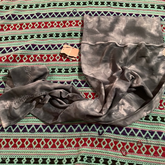 Good Karma leggings in BNWT Rare! They are S🩵Good!!! SO at Free People 💕🤸 - Picture 4 of 8
